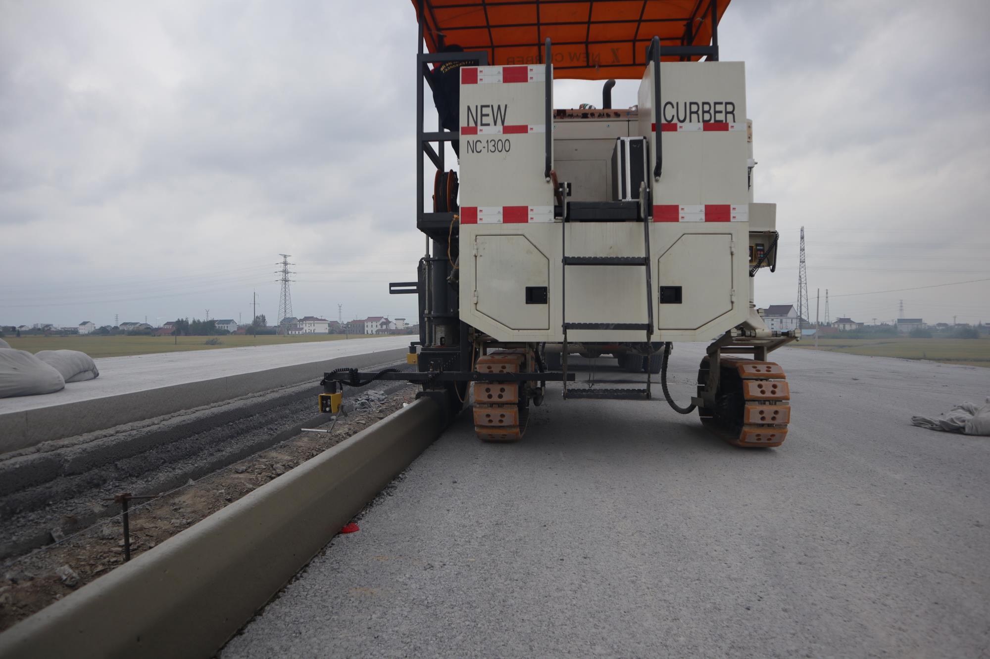 多功能路緣石滑模機(jī)，一機(jī)多用，一次成型滑模施工