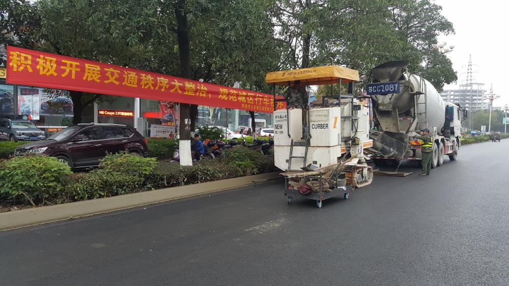 為什么說路緣石滑模機是混凝土滑模攤鋪的好幫手呢？