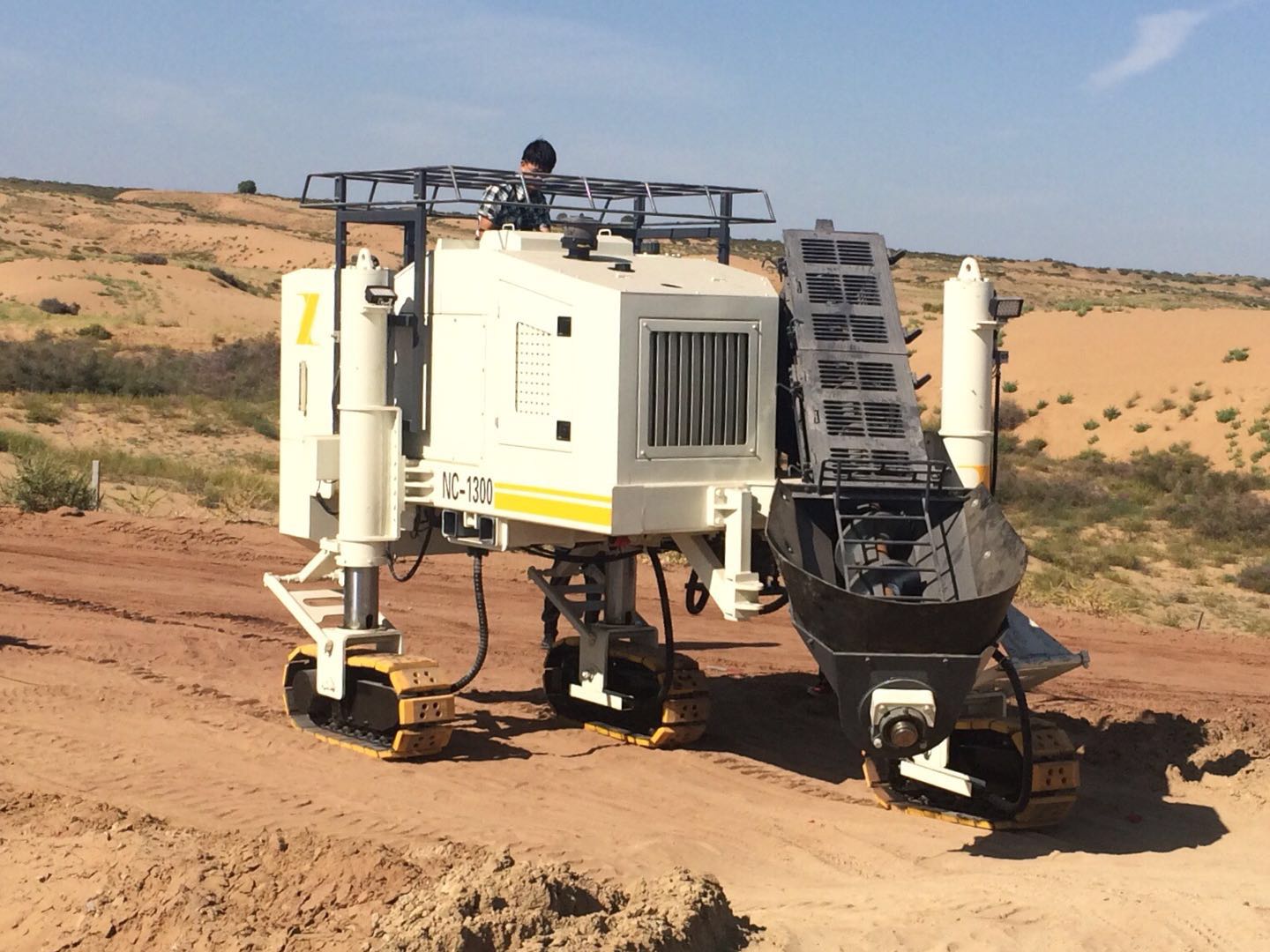 混凝土路緣石滑模機在滑模施工時要怎樣操作才能使工程完美？