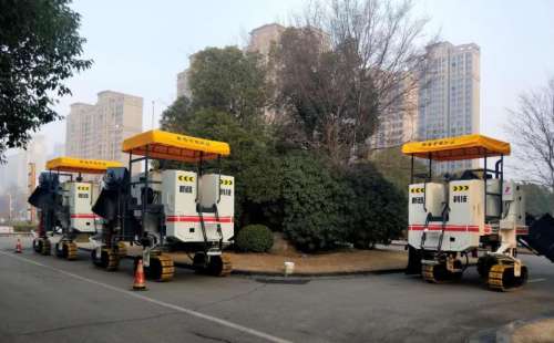 作為公路施工中的重要路面機械，混凝土路緣石滑模攤鋪機必須跟上時代步伐