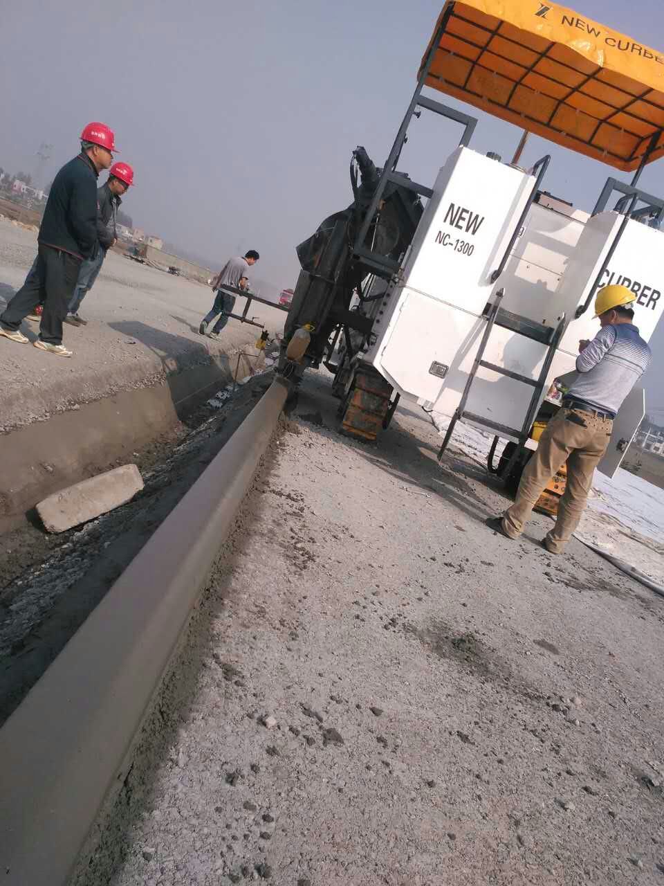 新路緣NC1300混凝土路緣石滑模機(jī)強(qiáng)大的背后不但是產(chǎn)品技術(shù)，還有完善的售后服務(wù)