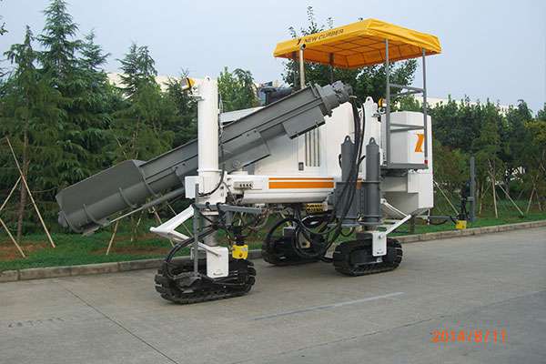 為了不影響路緣石滑模機(jī)的正常使用，要定期保養(yǎng)和維護(hù)路緣石滑模機(jī)