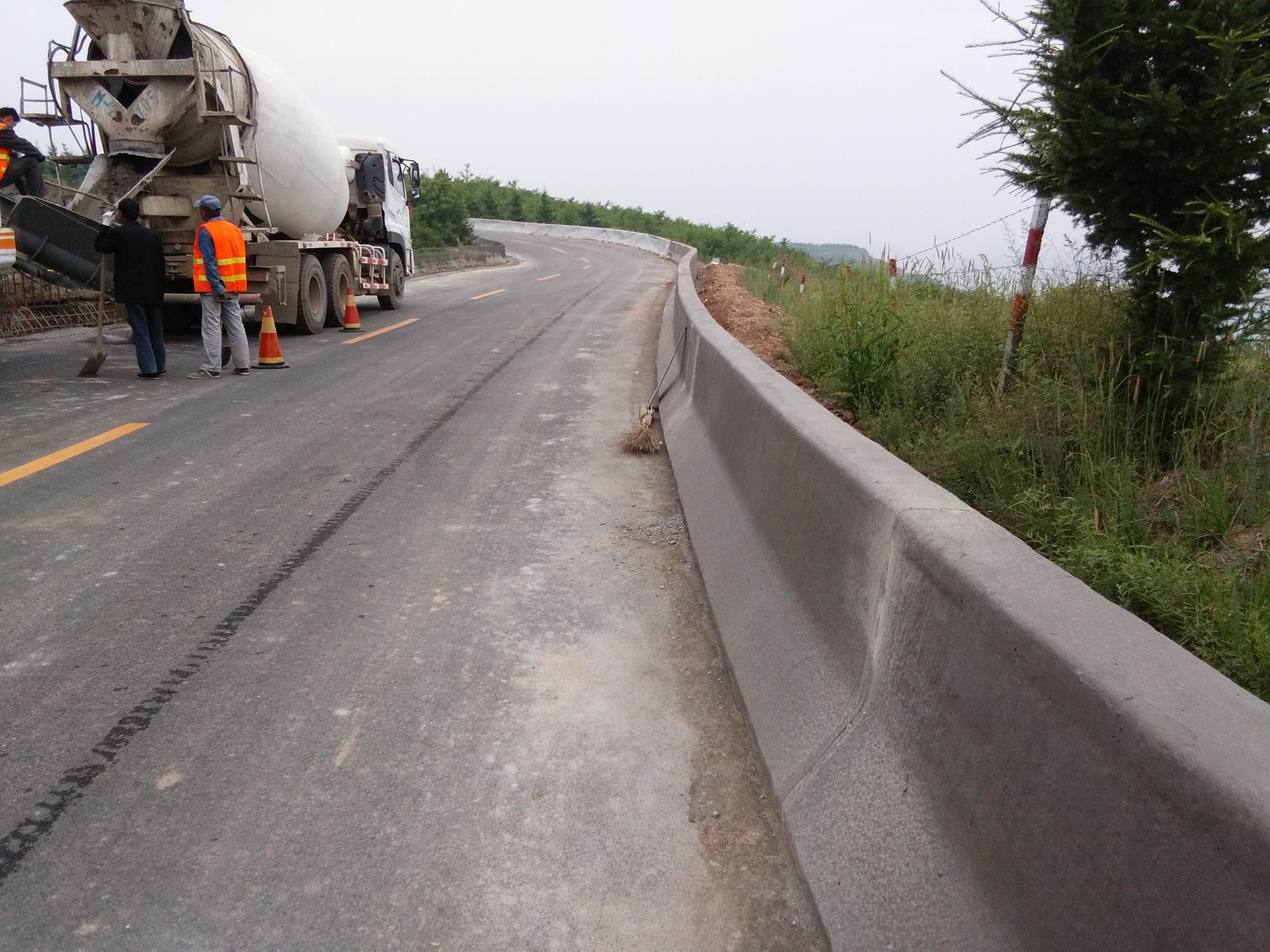 路緣石滑模機(jī)使用方便，混凝土滑模效率高，易于維修