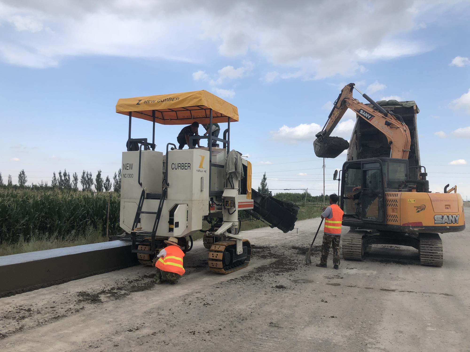 經(jīng)過多年的研究，混凝土路緣石滑模成型機(jī)提升了哪些？