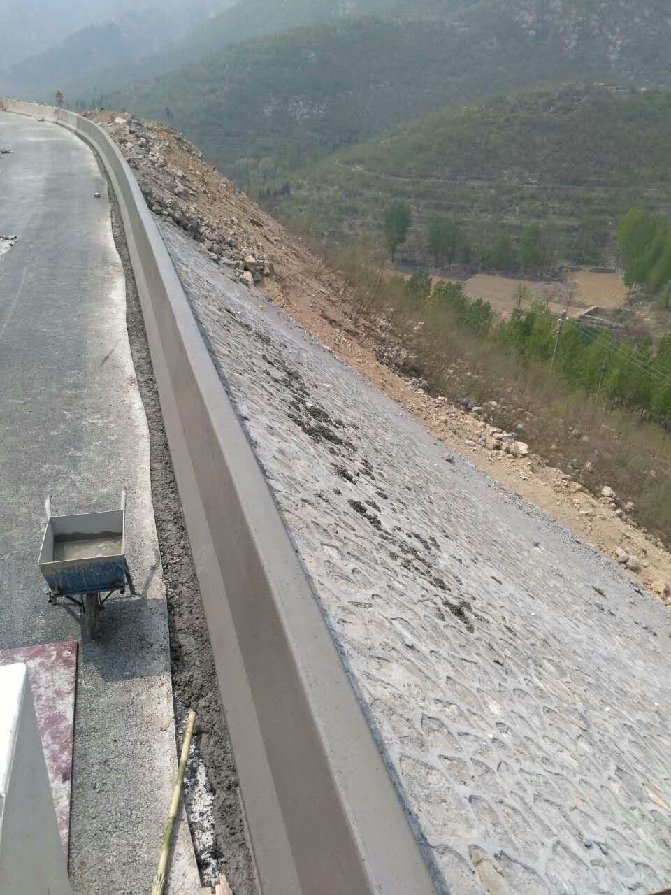 無(wú)論何種工況，路緣石滑模機(jī)都能完美運(yùn)行