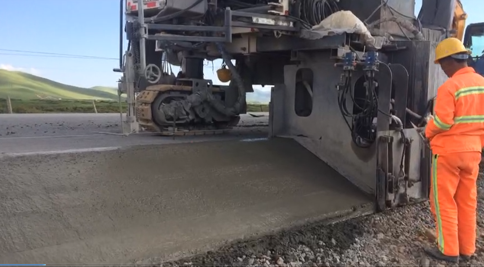 春、秋季多風(fēng)天氣路緣石滑模機(jī)滑模施工注意事項(xiàng)